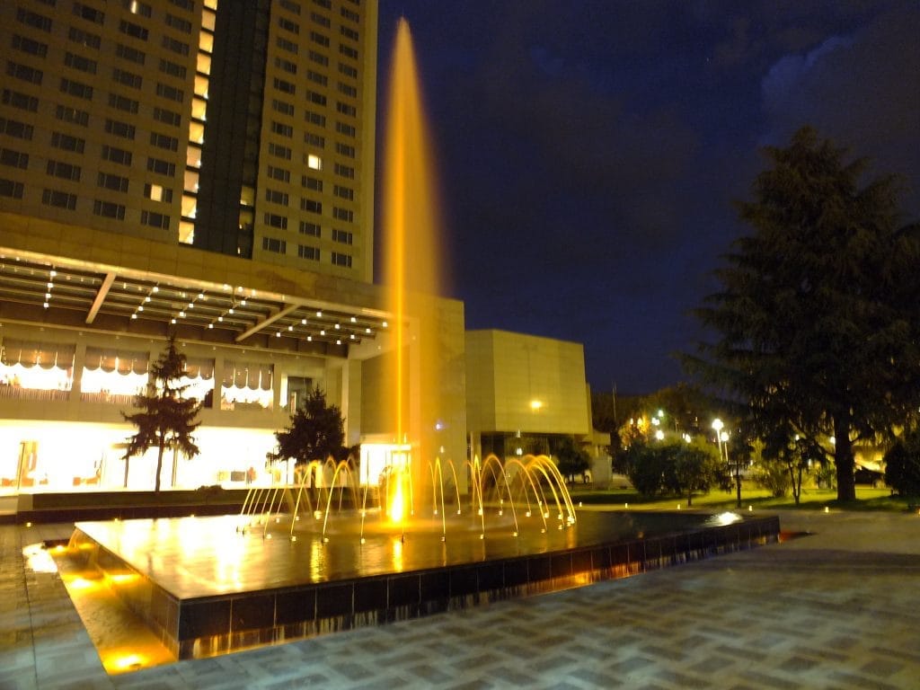 آبنمای متحرک هتل آزادی تهران